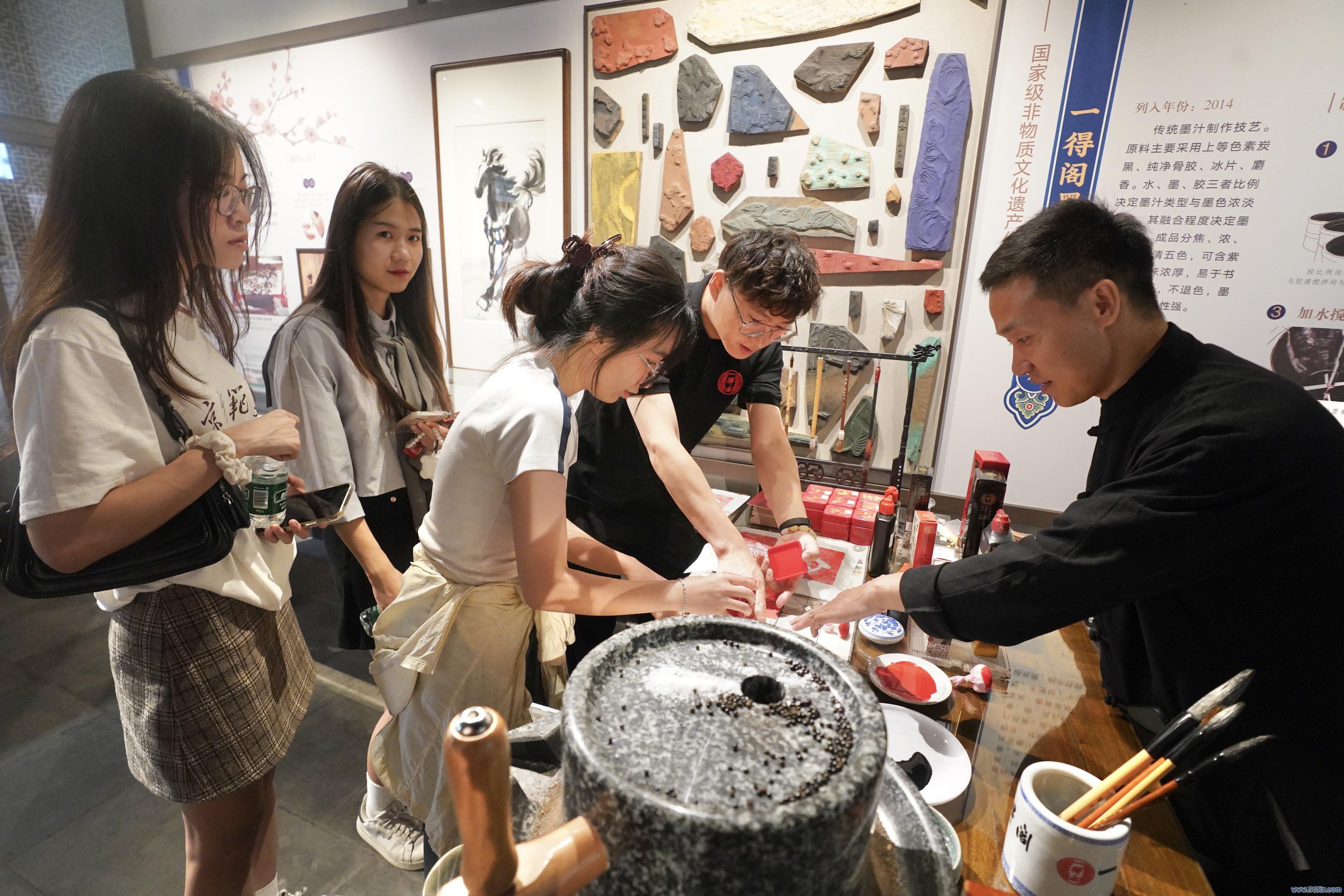 程功250612—北京非遗体验中心举办“匠心传薪火 非遗正芳华”行径，现场公布第五批市级非遗代表性传承东谈主名单7
