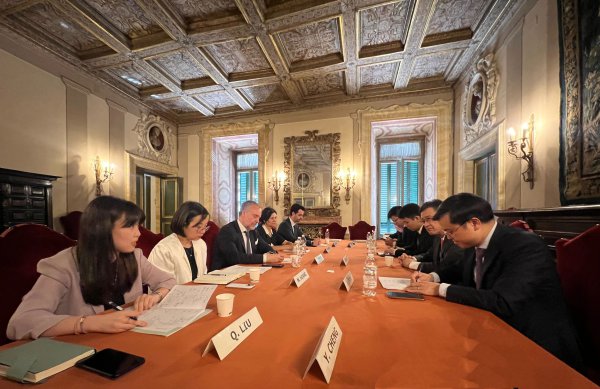 北仲与海外长入私法协会(UNIDROIT)签署息争备忘录