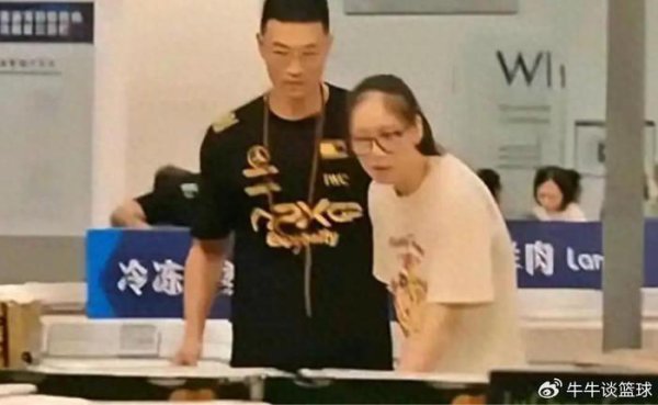 女排世界冠军恋情曝光？与男篮国手甜密逛超市